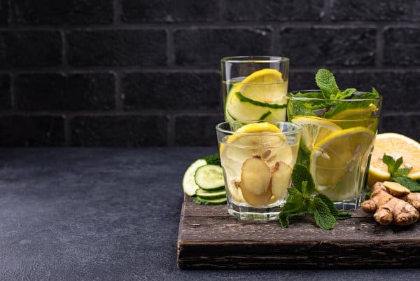 Helpt water met citroen écht met afvallen? 2 Gemberthee met citroen helpt met afvallen.