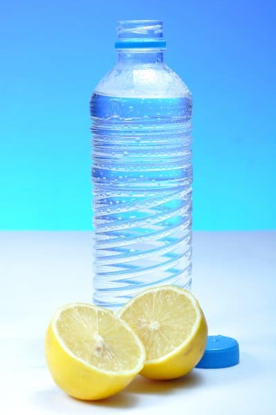 Helpt water met citroen écht met afvallen? 3 Water met citroen helpt met hydrateren.