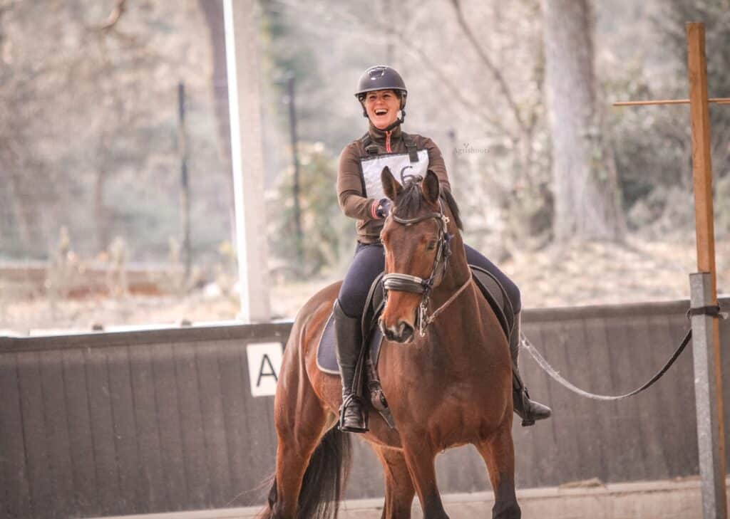 Zoë (37) verloor 31 kilo: “Ik wil niet de hele dag met eten bezig zijn!” 4 Zoe op paard