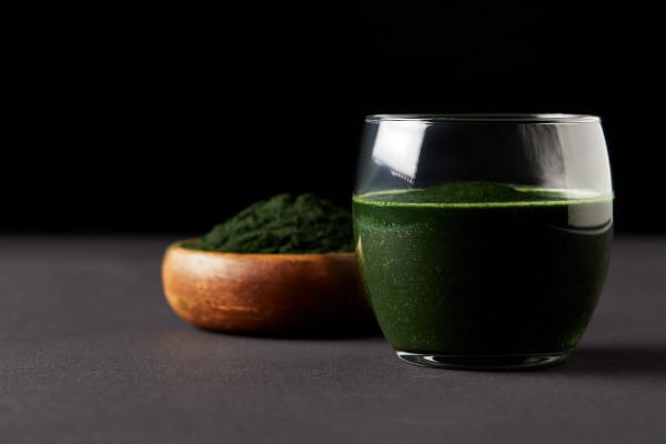 Helpt het eten of drinken van spirulina bij het afvallen? En hoeveel moet je dan nemen? Dat lees je in dit artikel.