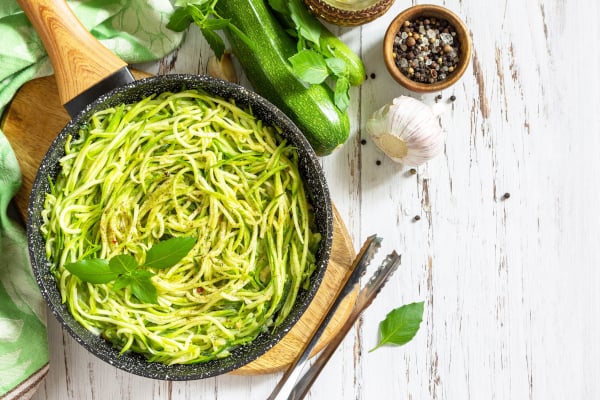 Hoe werkt een koolhydraatarm dieet? En wat is een weekschema voor een koolhydraatarm dieet? Dat lees je in dit artikel.