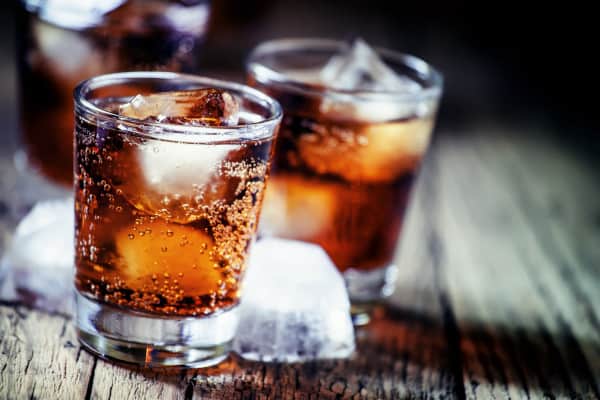Helpt het drinken van cola zero met afvallen? En mag je eigenlijk cola zero drinken tijdens het afvallen? Dat lees je in dit artikel.