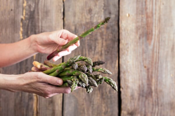Helpen asperges met afvallen? Of kan je beter geen asperges eten tijdens het afslanken? Dat lees je in dit artikel.