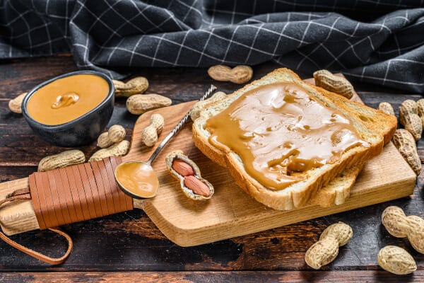 Helpt het eten van Pindakaas met afvallen? Of kan je beter geen pindakaas eten tijdens het afslanken. Ontdek wat onze diëtist zegt in dit artikel.