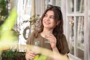 Helpt water drinken met afvallen en hoeveel water moet je dan drinken om af te vallen? Dat lees je in dit artikel.